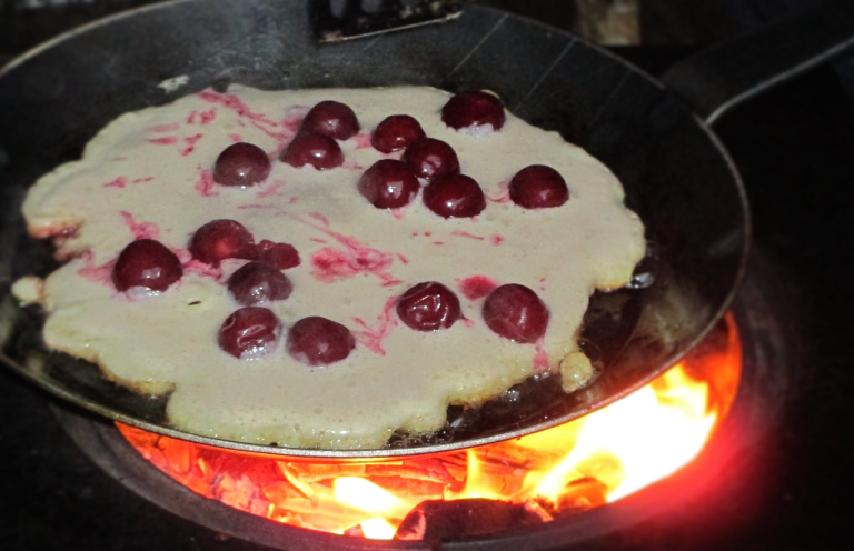 Mayerhof - Kaiserschmarren Kaiserschmarren in einer Stahlpfanne über dem Feuer